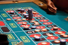 Three Card Poker live dealer table on h5.g668y showing player and dealer hands